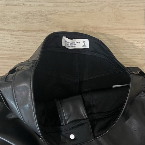 Abercrombie & Fitch The 90's Straight Ultra High Rise Faux Leather Jeans 2/26 - Picture 7 of 10